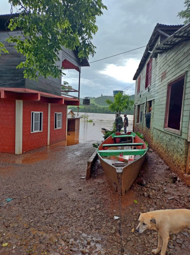 Gendarmería colabora con los afectados por el desborde del río y las intensas precipitaciones imagen-8