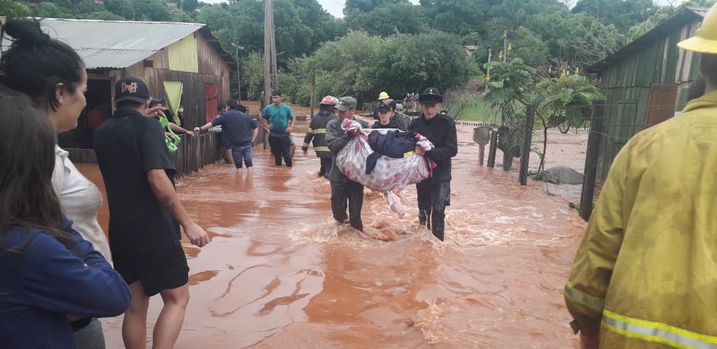 Gendarmería colabora con los afectados por el desborde del río y las intensas precipitaciones imagen-1