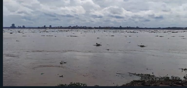 Prefectura: Por la crecida del Paraná recomiendan no ingresar al agua en las playas y revisar amarras de embarcaciones imagen-12