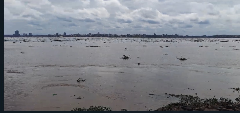 Prefectura: Por la crecida del Paraná recomiendan no ingresar al agua en las playas y revisar amarras de embarcaciones imagen-1