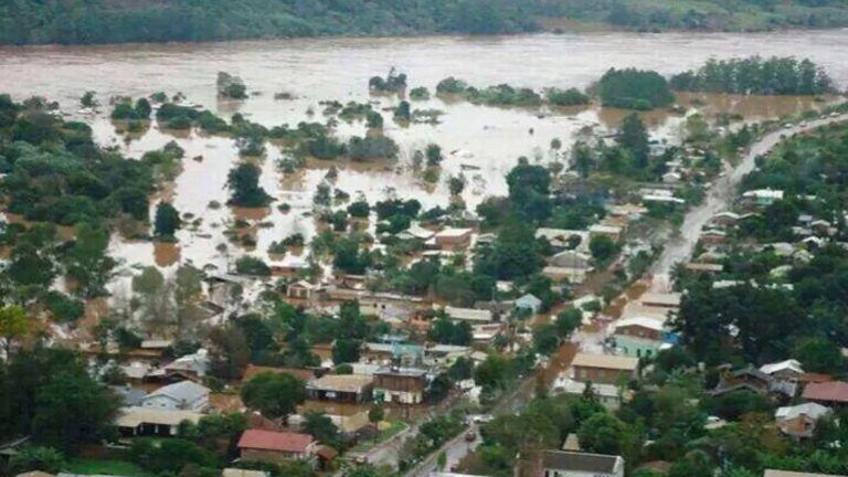 Alrededor de 100 familias de El Soberbio regresaron a sus viviendas tras la baja del río Uruguay imagen-27