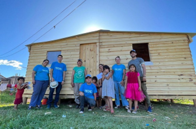 Organización Techo invita a jóvenes de Misiones a participar de la última construcción de viviendas de emergencia del año imagen-1