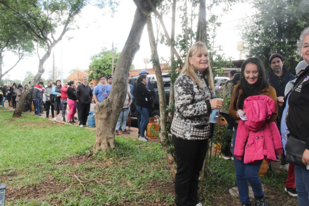 Alrededor de 300 vecinos del barrio Los Lapachos recibieron al Mercadito Solidario del P.A.S imagen-1