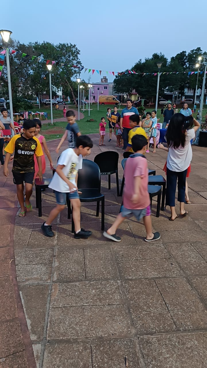 Las familias disfrutaron de la kermés en la plaza Sarmiento de Villa Cabello imagen-1