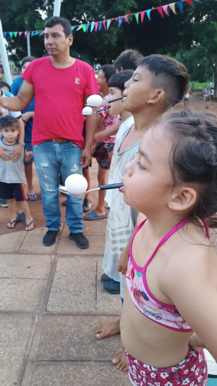 Las familias disfrutaron de la kermés en la plaza Sarmiento de Villa Cabello imagen-2