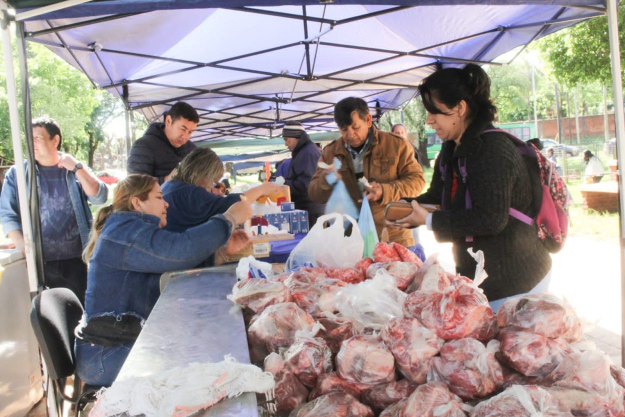 Alrededor de 300 vecinos del barrio Los Lapachos recibieron al Mercadito Solidario del P.A.S imagen-4