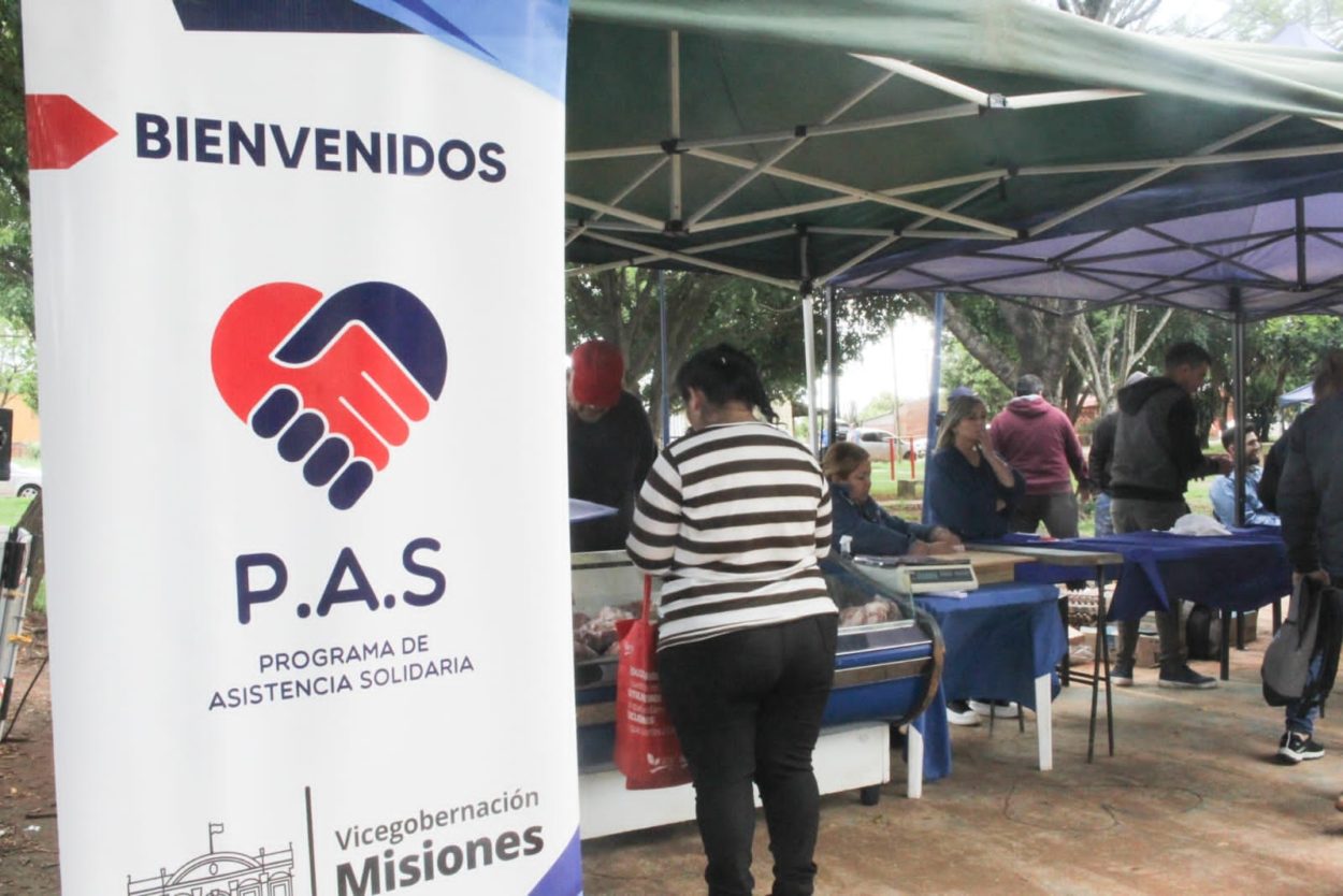 Alrededor de 300 vecinos del barrio Los Lapachos recibieron al Mercadito Solidario del P.A.S imagen-6