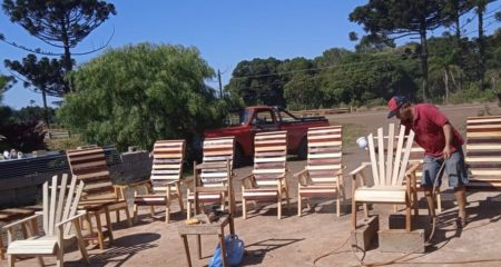 Integrantes del Movimiento Evita fabrican muebles y otros elementos de madera en Paraje de Irigoyen imagen-2