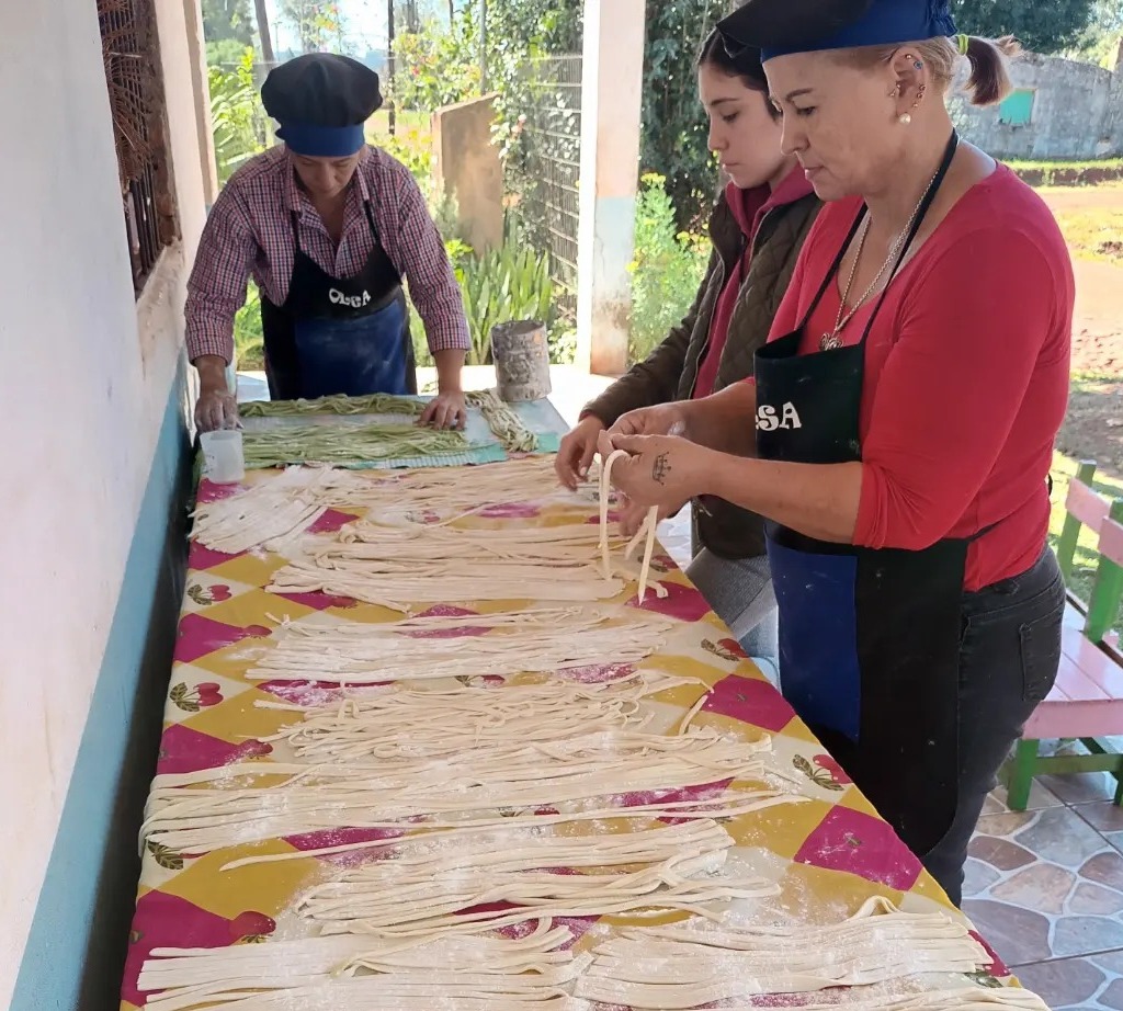 Elaboración de pastas y panificados en manos de mujeres del Movimiento Evita, en barrio de Apóstoles imagen-6