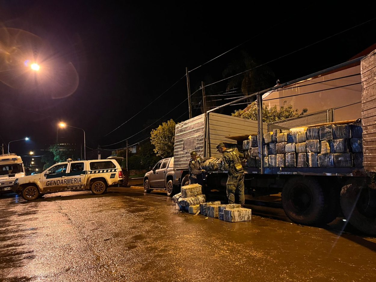 Patrulla de Gendarmería halla un camión con más de cinco toneladas y media de marihuana imagen-2