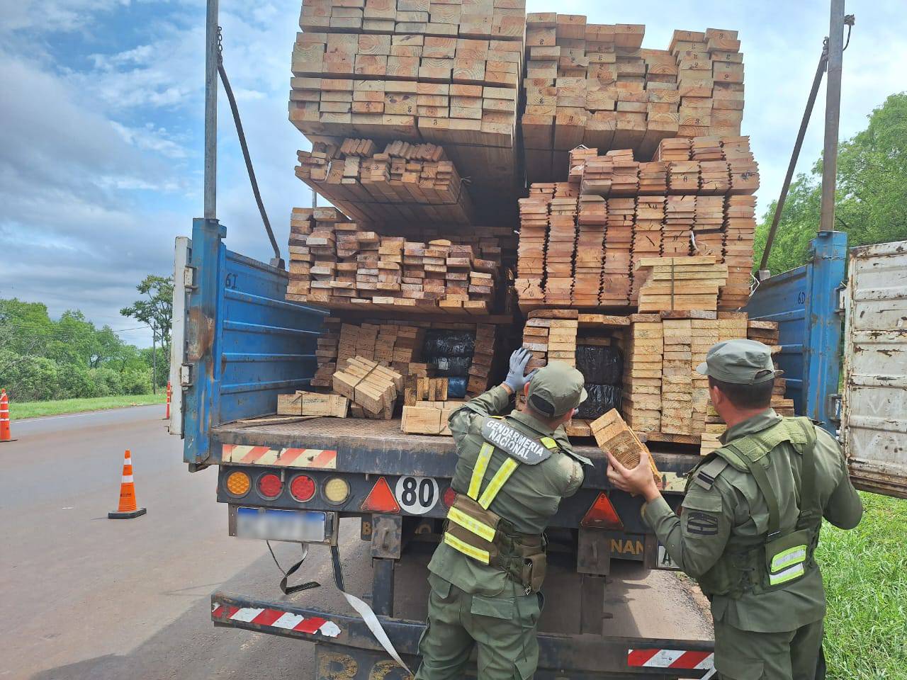 Detectan más de seis toneladas de marihuana en un camión que trasladaba madera cerca del peaje de Santa Ana imagen-1