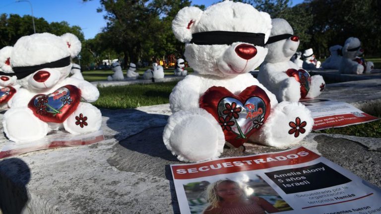 Instalan 30 osos de peluche con los nombres de los niños secuestrados por Hamas imagen-17