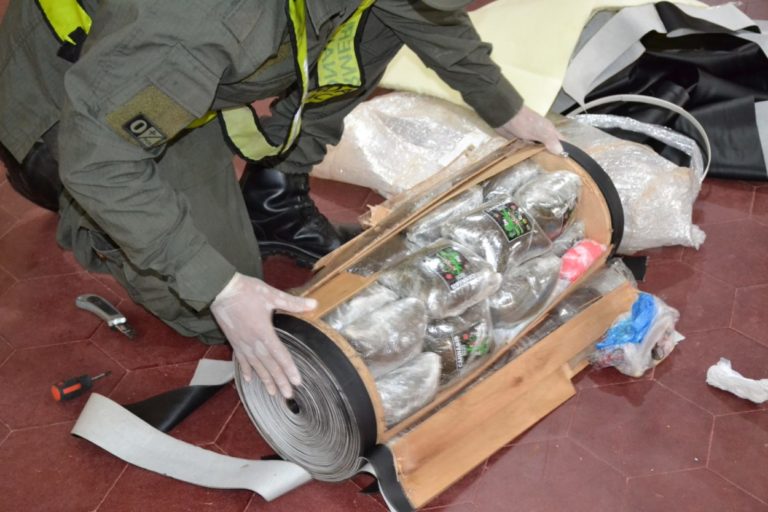 Descubren envío de rollos de tela con “pellets” de marihuana en su interior imagen-18