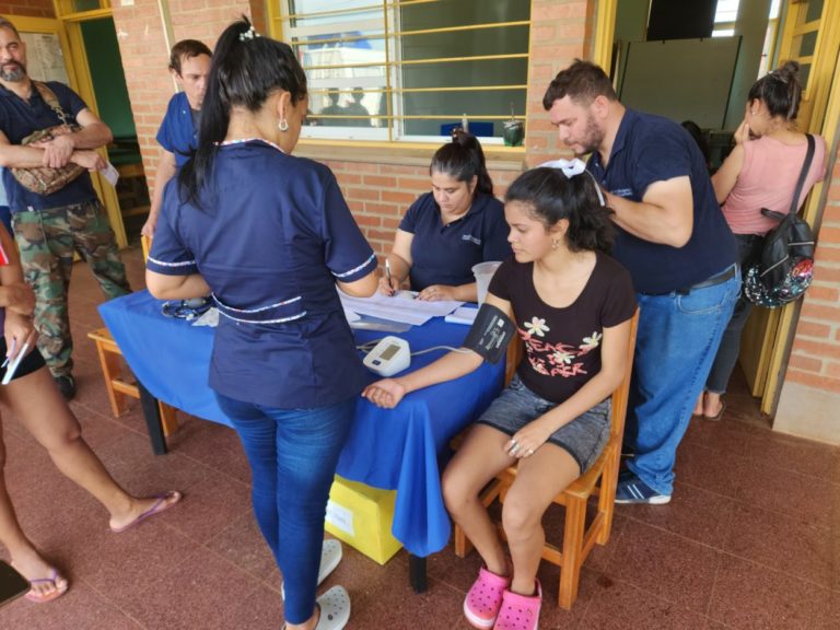 "Estamos con vos" acercó servicios médicos y de asesoramiento a Itaembé Miní imagen-10