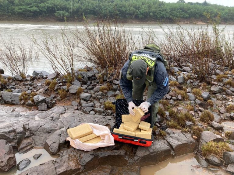 En 15 minutos, secuestran 18 kilos de marihuana y más de un millón de pesos imagen-26