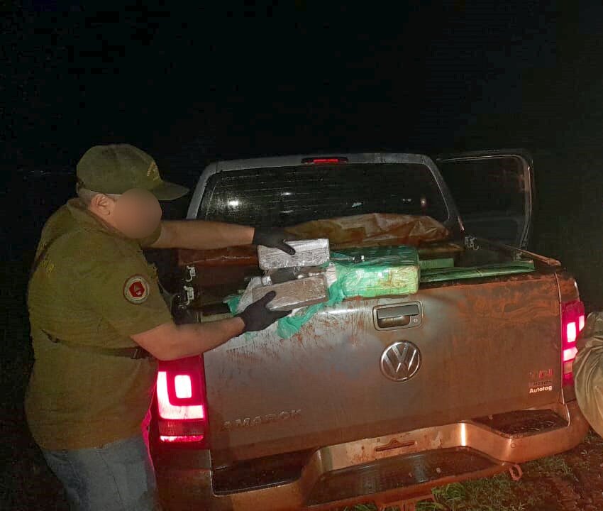 Patrulla de Gendarmería descubre 2.000 kilos de marihuana en dos camionetas empantanadas imagen-1