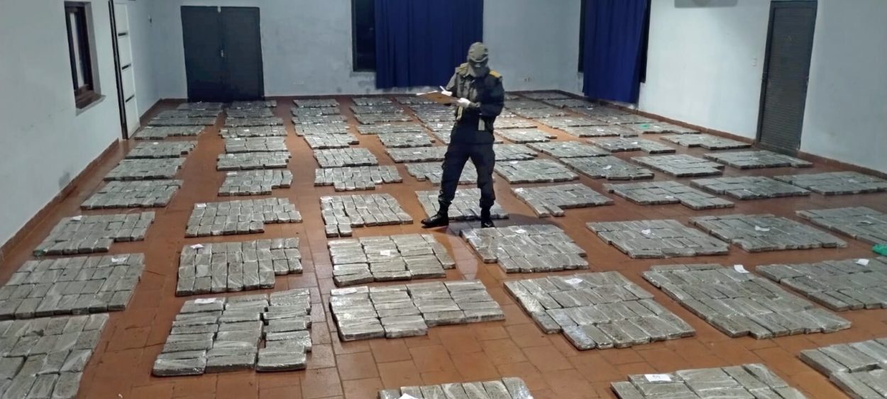 Patrulla de Gendarmería descubre 2.000 kilos de marihuana en dos camionetas empantanadas imagen-2