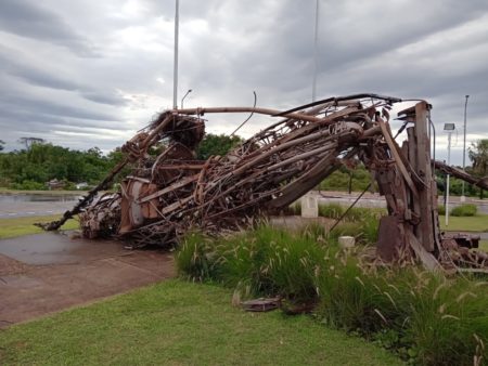 Temporal tumbó el monumento a Andresito en la costanera correntina imagen-5