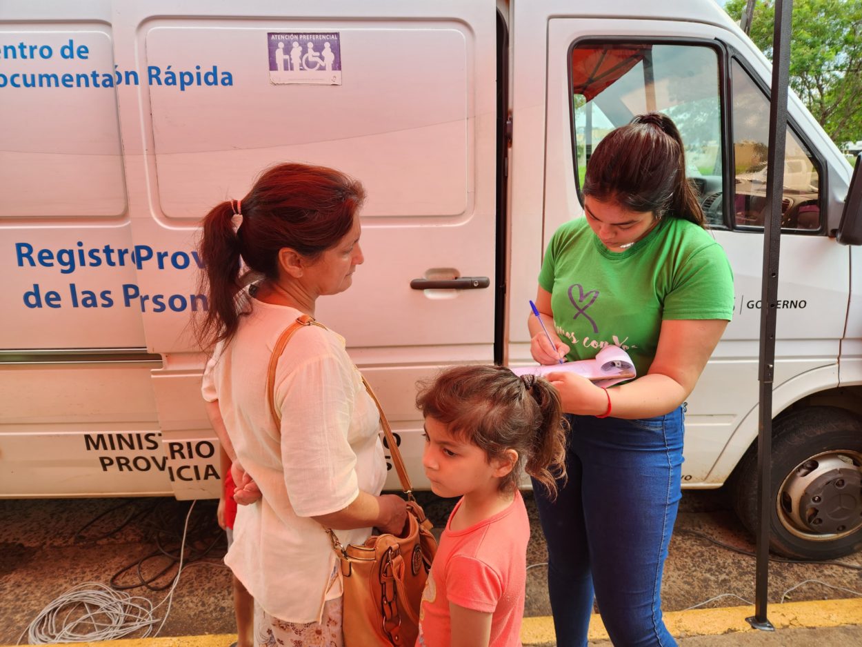 "Estamos con vos" llevó servicios integrales al barrio Itaembé Miní imagen-2