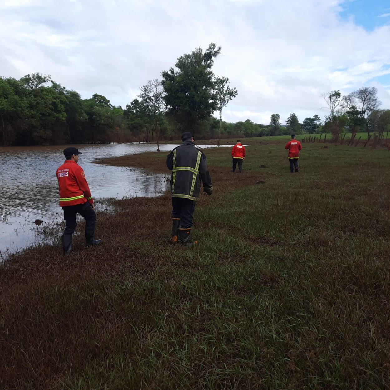 Panambí: continúan las tareas de búsqueda de Fabián Da Silva en el arroyo Chico Alférez imagen-4