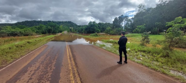 Ante la crecida del río Uruguay, nuevamente se interrumpió el tránsito sobre la Ruta Costera N° 2, a la altura del Puente del Arroyo Ramón  imagen-4