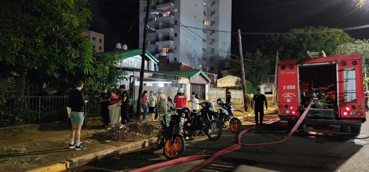 Incendio en una vivienda en calle Alvear casi avenida Corrientes imagen-2