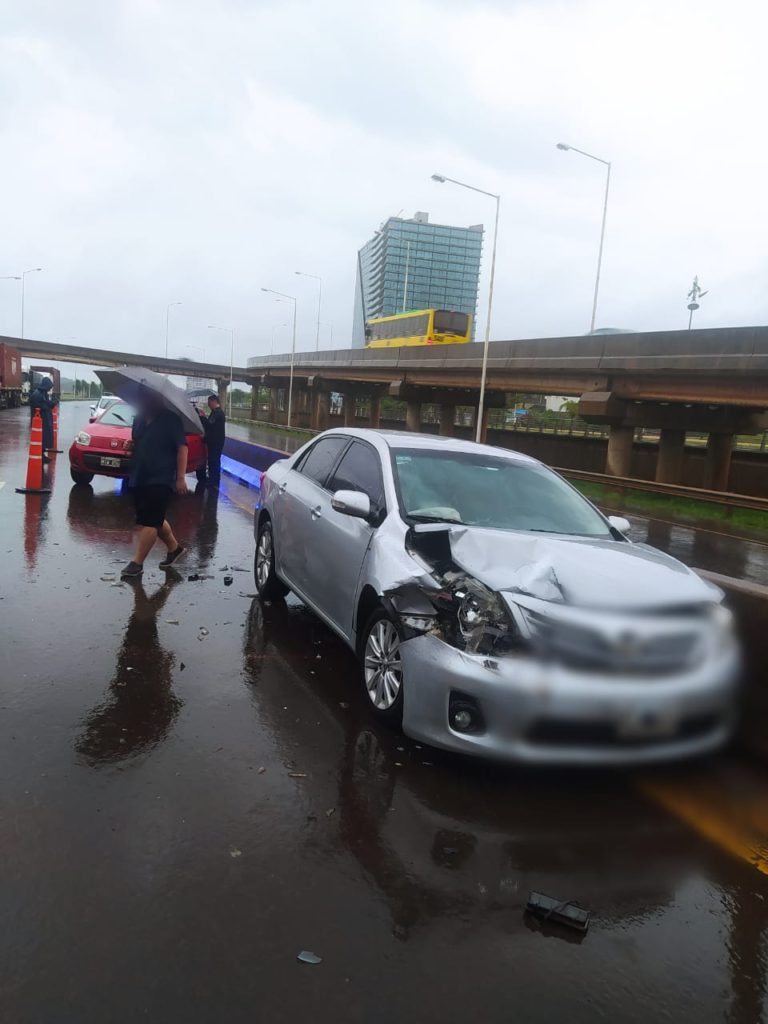 Colisión múltiple en avenida Costanera dejó daños materiales imagen-27