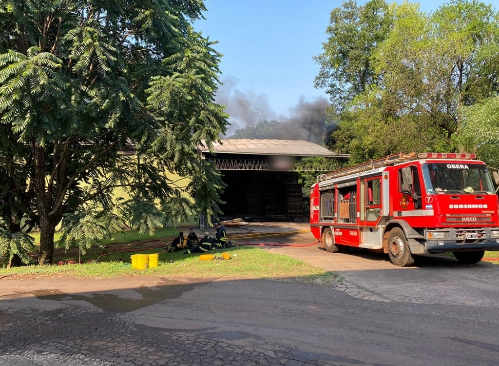 Oberá: cinco dotaciones de Bomberos sofocaron el incendio de un establecimiento yerbatero en Bella Vista imagen-2