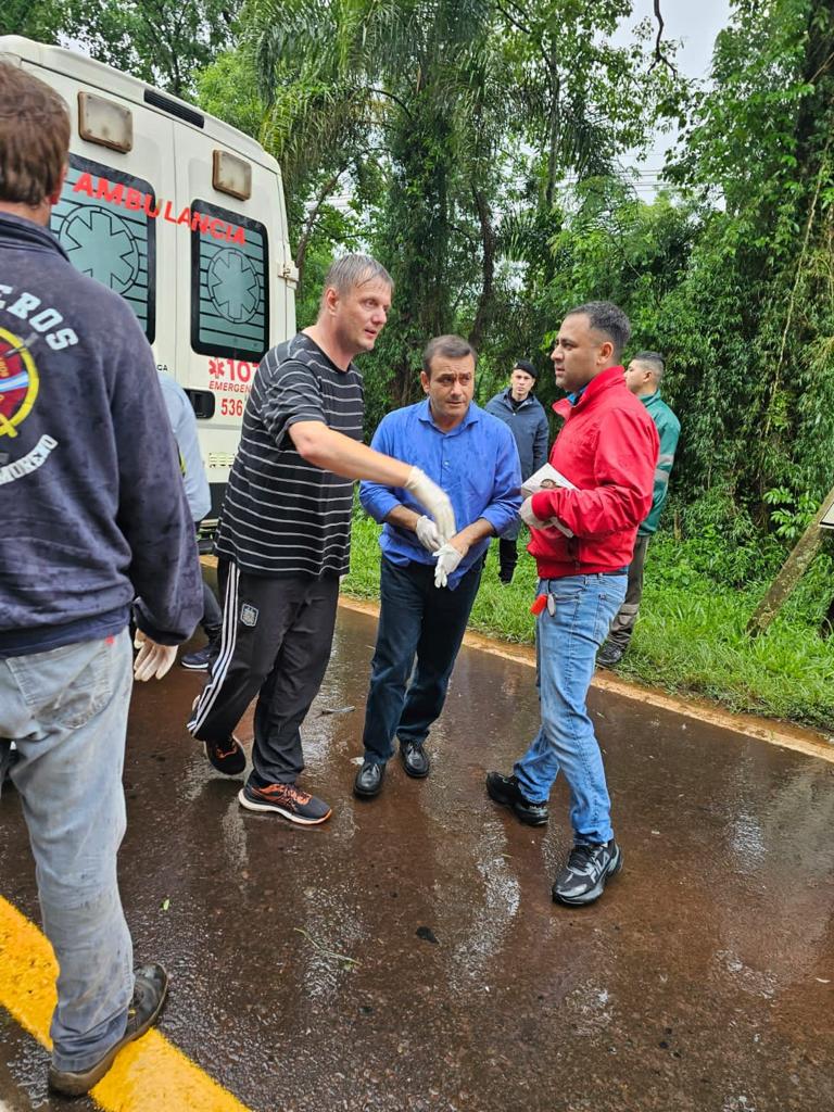 El Gobernador colaboró en la asistencia a víctimas de grave accidente en Puerto Iguazú imagen-2