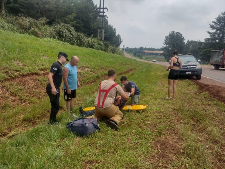 Motociclista resultó lesionado al chocar con un auto imagen-37