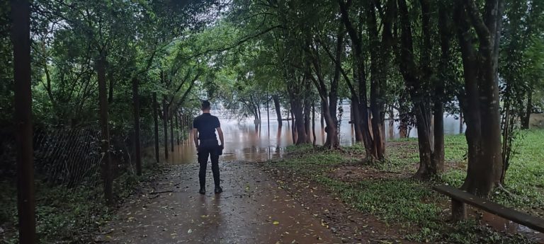 Crece el río Uruguay y activan el Comité de Emergencia en Panambí, el paso fronterizo está cerrado imagen-22