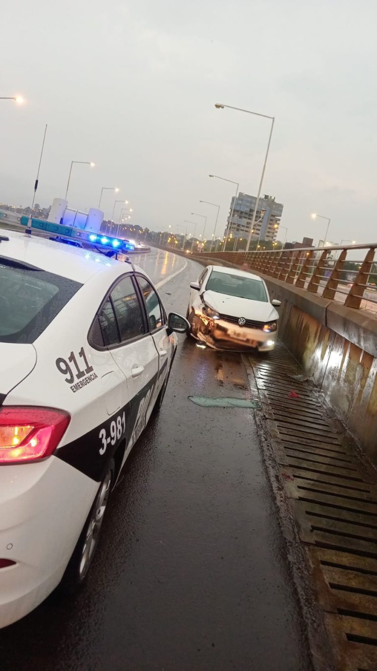 Una mujer resultó lesionada tras despiste vehicular en el Acceso Sur imagen-17