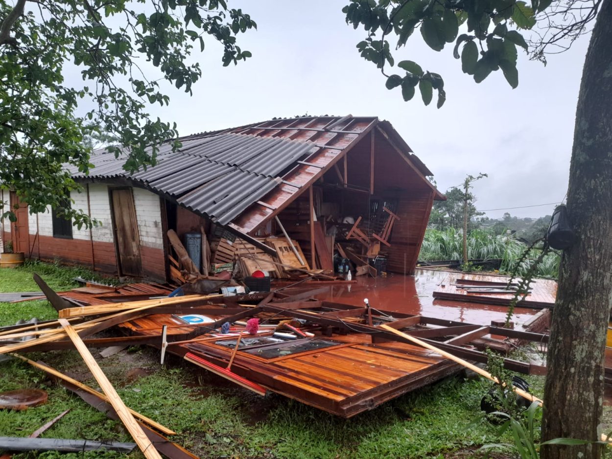 Más de 50 familias, 3 comercios y 2 industrias de Leandro N. Alem fueron afectadas por el temporal   imagen-2
