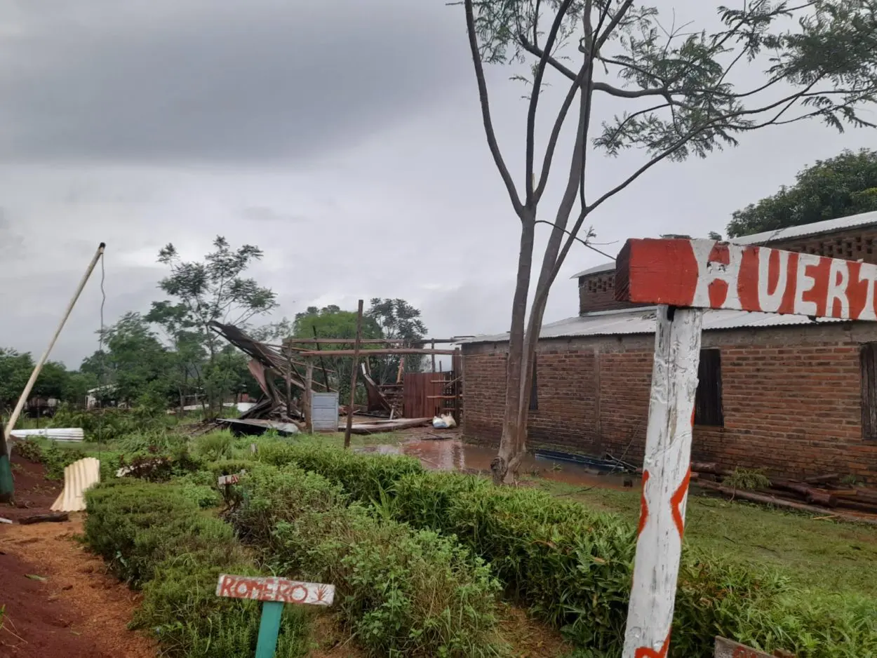 Las fuertes tormentas e intensos vientos provocaron la voladura del techo de la Escuela de la Familia Agraria del Kilómetro 40 de Alem  imagen-2