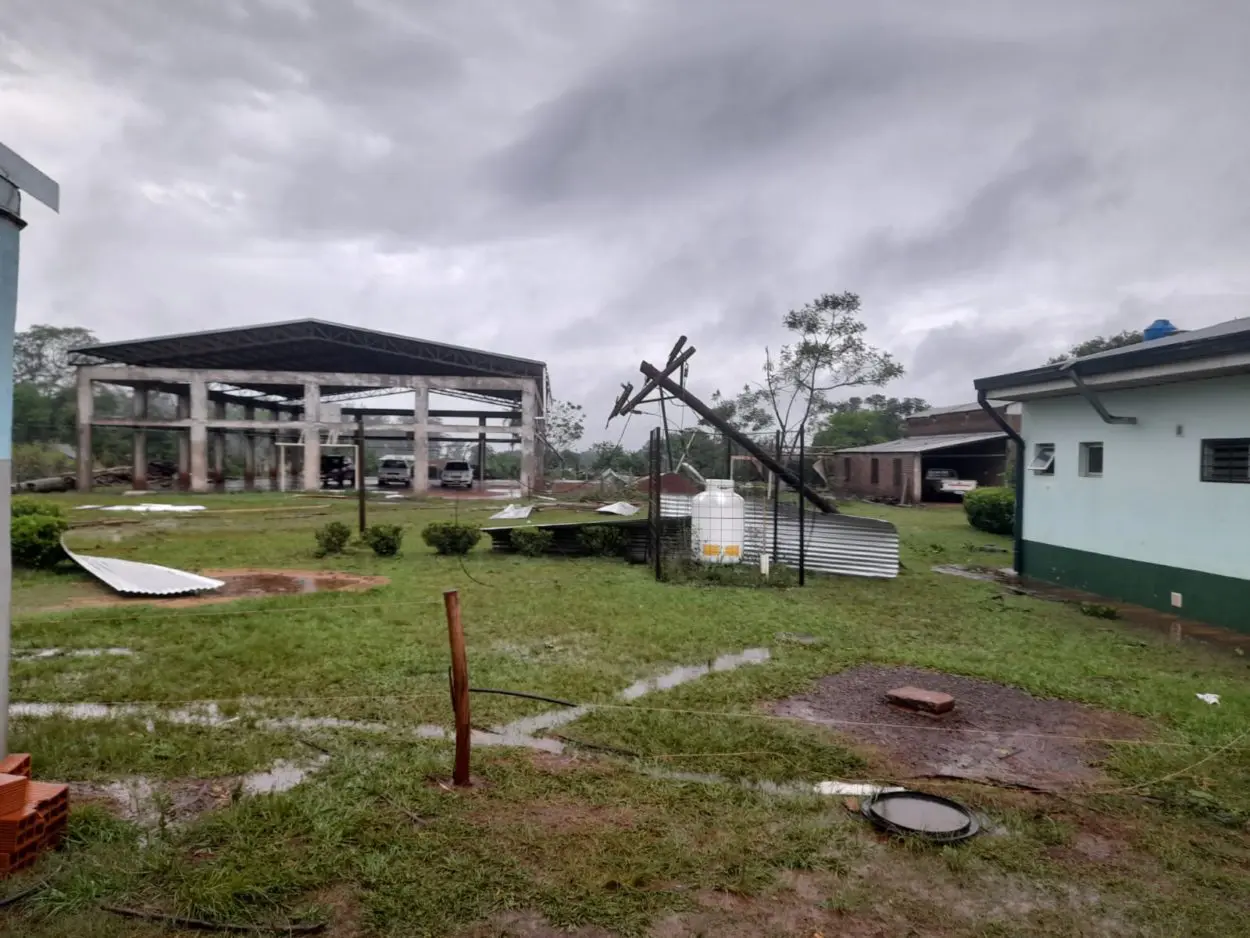 Las fuertes tormentas e intensos vientos provocaron la voladura del techo de la Escuela de la Familia Agraria del Kilómetro 40 de Alem  imagen-6