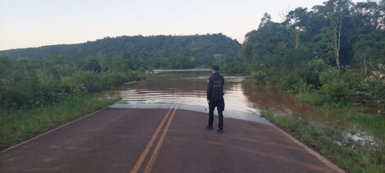 Dos áreas de circulación de la ruta costera N° 2 se hallan interrumpidas por la crecida extraordinaria del río Uruguay imagen-40