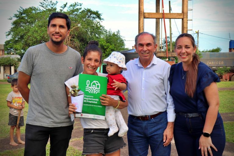 Regularización dominial: familias del barrio Cruz del Sur recibieron permisos de ocupación imagen-35