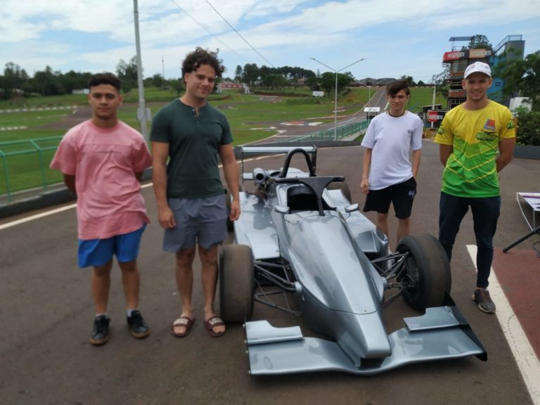 Automovilismo: los pilotos de la Fórmula Renault Misionera fueron presentaron y recibieron sus autos imagen-37