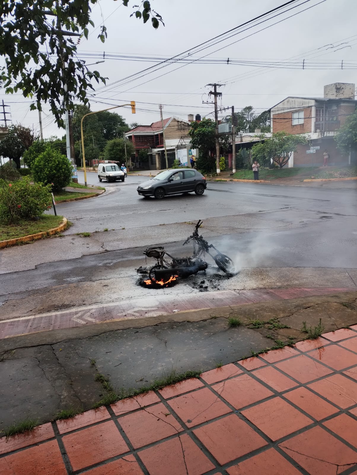 Incendio destruyó una moto cuando circulaba por avenida de Posadas imagen-2