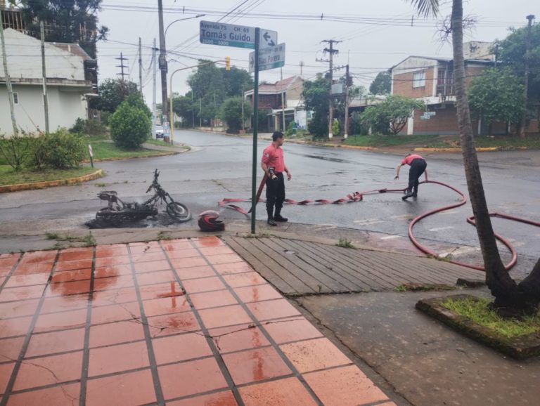 Incendio destruyó una moto cuando circulaba por avenida de Posadas imagen-33