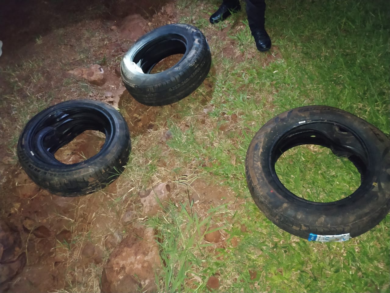 Policías interceptaron dos vehículos con contrabando de neumáticos en operativo rural nocturno imagen-4