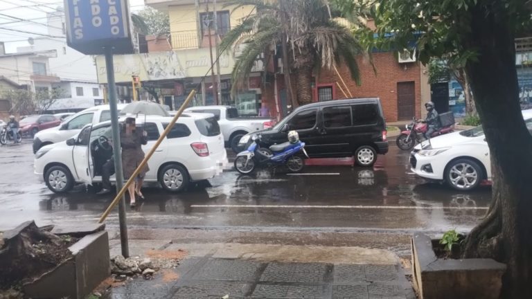 Choque entre un auto y una moto deja al motociclista herido imagen-10