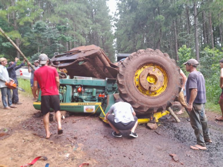 Maquinista quedó atrapado debajo de la pala cargadora tras el vuelco del tractor imagen-12