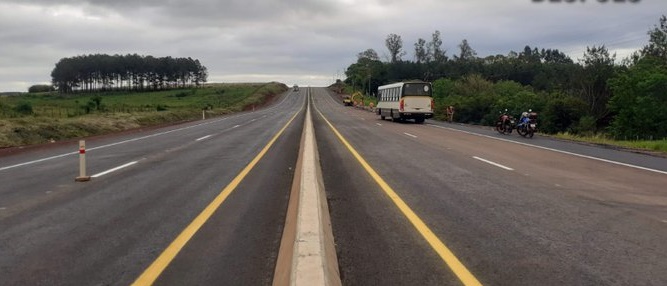 Postes caídos y tránsito reducido a un carril en la Autovía cerca del peaje de Fachinal imagen-24