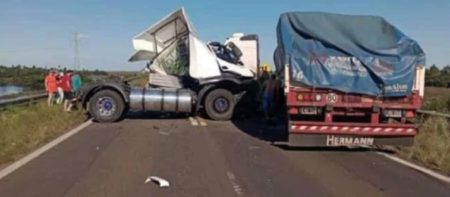 Corrientes: choque frontal entre dos camiones interrumpió el tránsito en la ruta 14 imagen-8