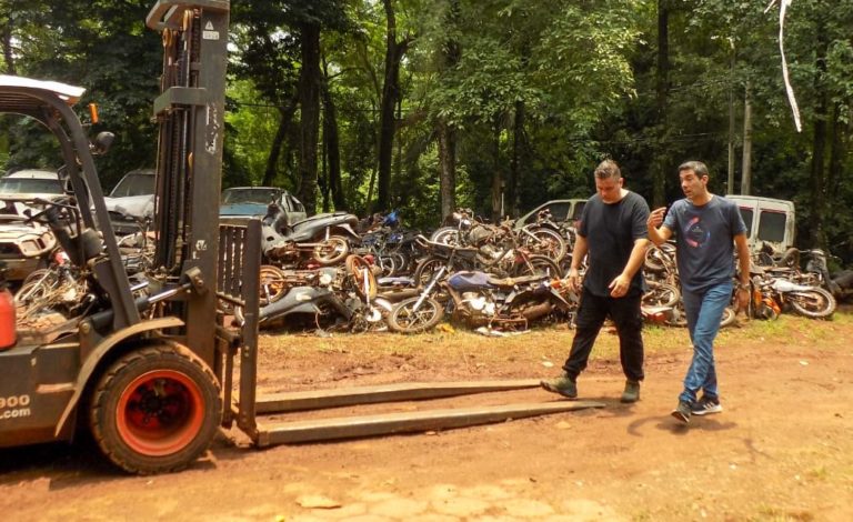 Se inició la compactación de vehículos y chatarras en Puerto Iguazú imagen-44