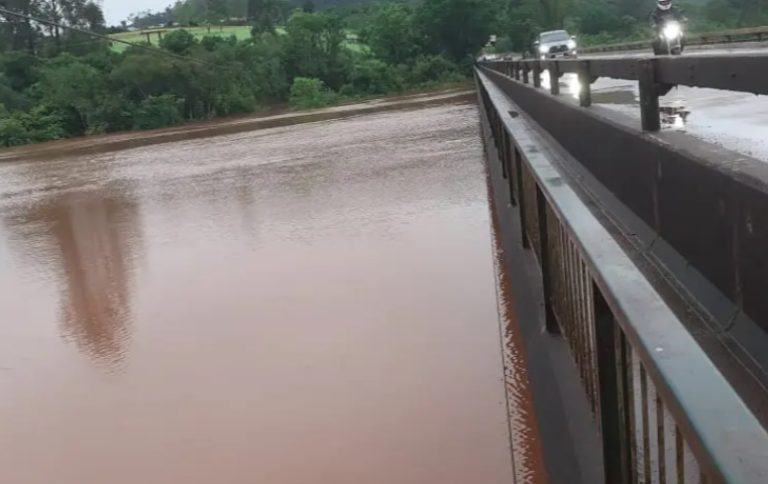 Restringirán el tránsito a una sola mano sobre el puente arroyo El Soberbio y controlan otros cursos hídricos imagen-41