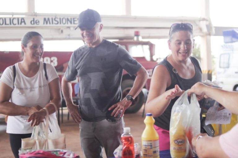 Los vecinos del barrio Itaembé Guazú accedieron al Mercadito Solidario del P.A.S. imagen-18