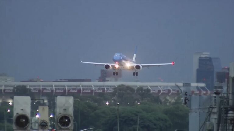 Más de 120 vuelos cancelados y 16 naves de Aerolíneas Argentinas afectadas por el temporal imagen-31