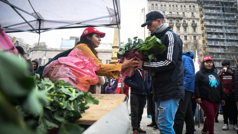 Realizan un "feriazo" en el Congreso y piden que "ajusten a la casta, no a la canasta" imagen-2